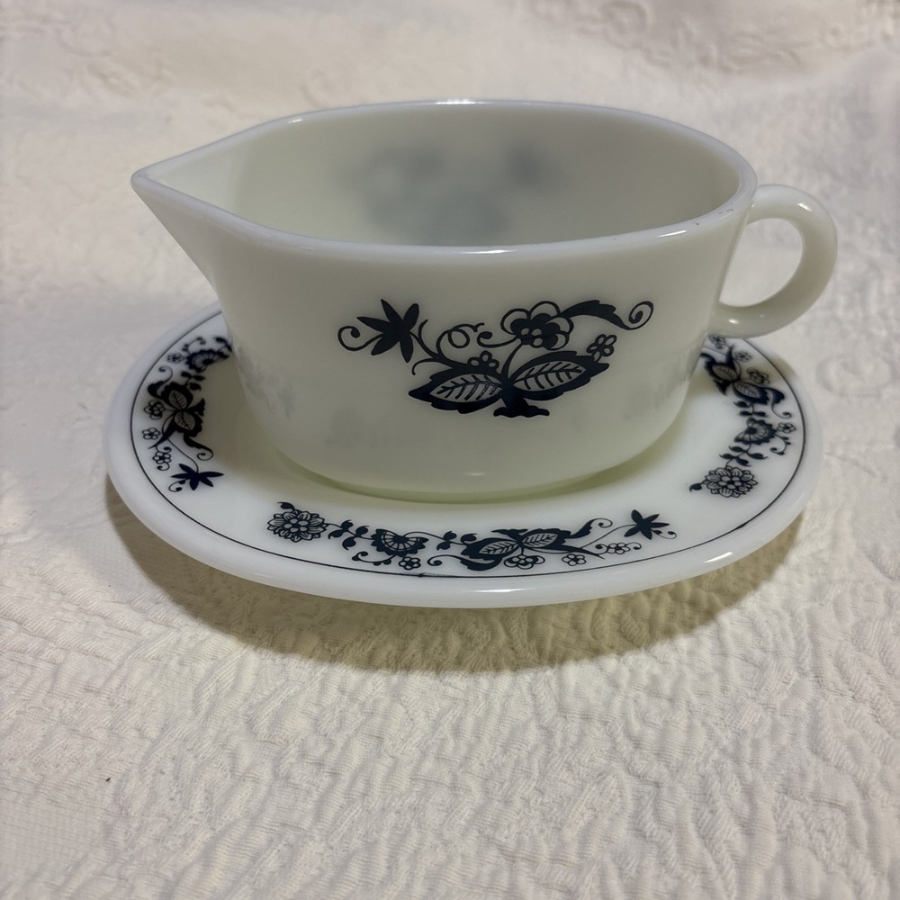 Vintage Pyrex Corelle Old Town Blue Onion Pattern Gravy Boat & Saucer Set USA